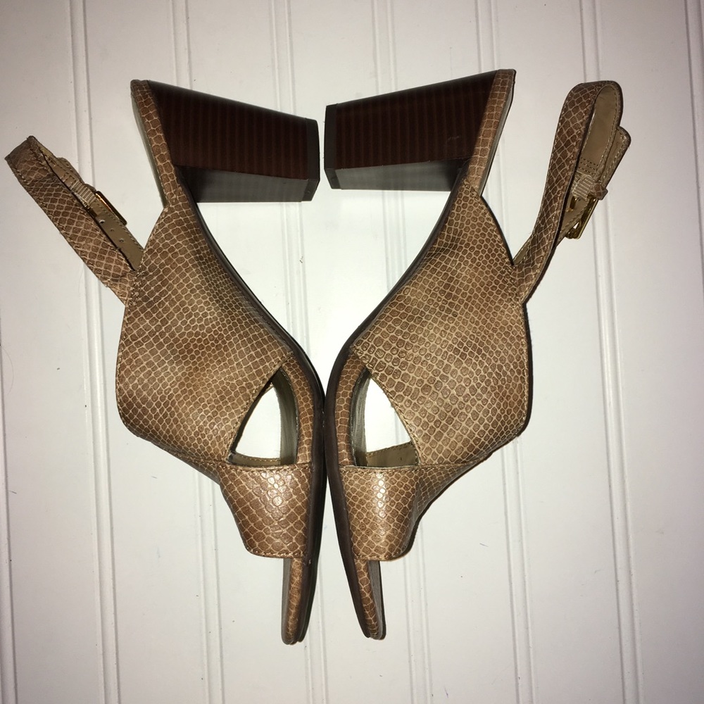 Chaps ladies size 9.5B light brown reptile like sandals New without tags. - Picture 2 of 5